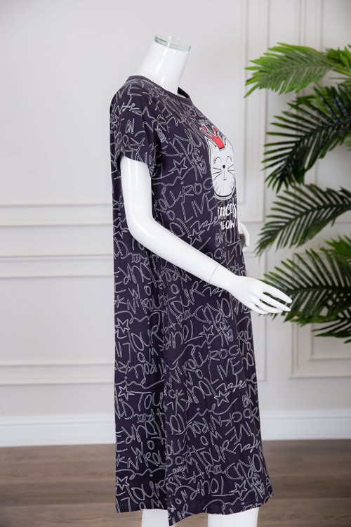 قميص نسائي ميدي متعدد الألوان بياقة دائرية مزين برسومات و كتابات ذو أكمام قصيرة