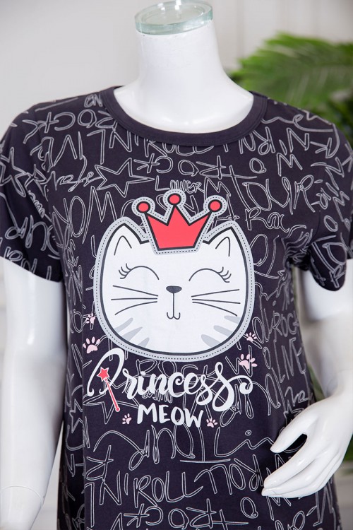 قميص نسائي ميدي متعدد الألوان بياقة دائرية مزين برسومات و كتابات ذو أكمام قصيرة