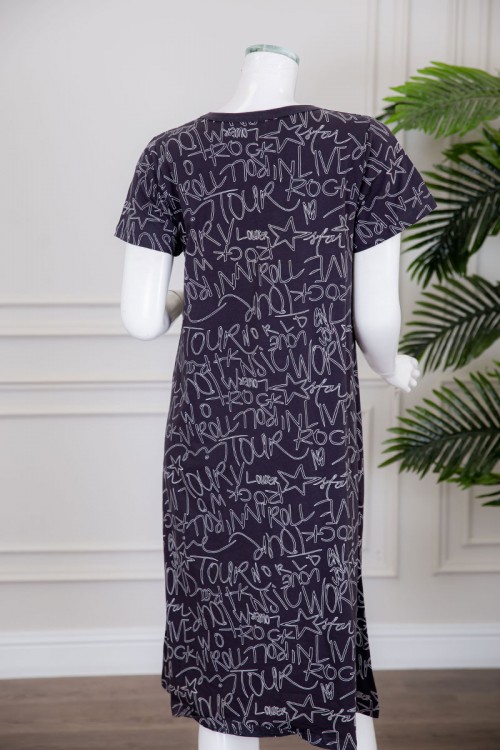 قميص نسائي ميدي متعدد الألوان بياقة دائرية مزين برسومات و كتابات ذو أكمام قصيرة