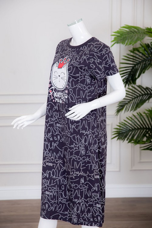 قميص نسائي ميدي متعدد الألوان بياقة دائرية مزين برسومات و كتابات ذو أكمام قصيرة