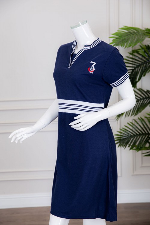 قميص نسائي ميدي متعدد الألوان بياقة دائرية مفتوحة من الأمام مخطط من الوسط و الأطراف ذو أكمام قصيرة