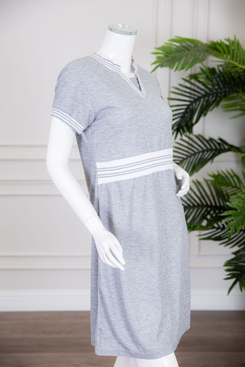 قميص نسائي ميدي متعدد الألوان بياقة دائرية مفتوحة من الأمام مخطط من الوسط و الأطراف ذو أكمام قصيرة