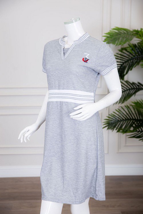 قميص نسائي ميدي متعدد الألوان بياقة دائرية مفتوحة من الأمام مخطط من الوسط و الأطراف ذو أكمام قصيرة