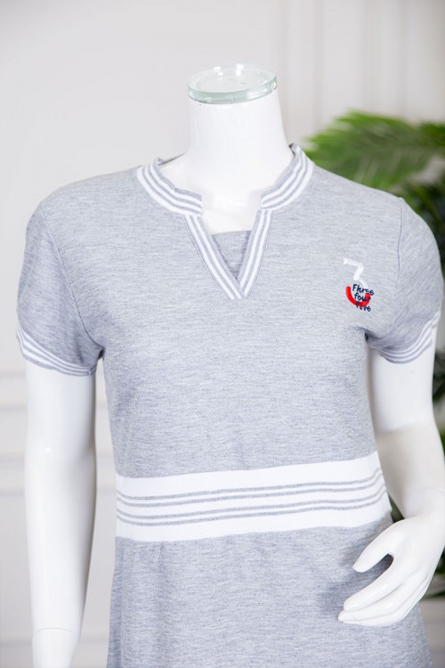 قميص نسائي ميدي متعدد الألوان بياقة دائرية مفتوحة من الأمام مخطط من الوسط و الأطراف ذو أكمام قصيرة