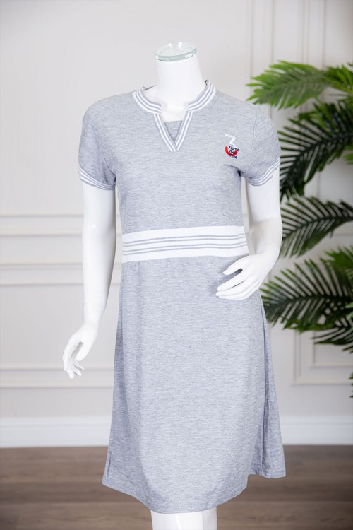 قميص نسائي ميدي متعدد الألوان بياقة دائرية مفتوحة من الأمام مخطط من الوسط و الأطراف ذو أكمام قصيرة