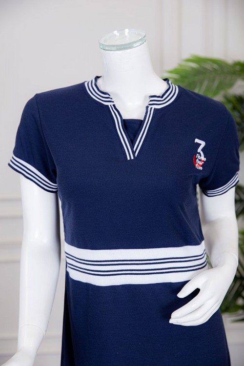 قميص نسائي ميدي متعدد الألوان بياقة دائرية مفتوحة من الأمام مخطط من الوسط و الأطراف ذو أكمام قصيرة