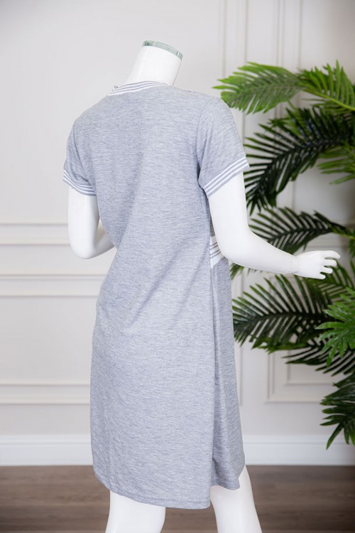 قميص نسائي ميدي متعدد الألوان بياقة دائرية مفتوحة من الأمام مخطط من الوسط و الأطراف ذو أكمام قصيرة