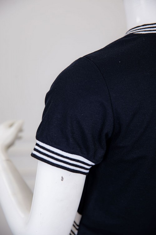 قميص نسائي ميدي متعدد الألوان بياقة دائرية مفتوحة من الأمام مخطط من الوسط و الأطراف ذو أكمام قصيرة