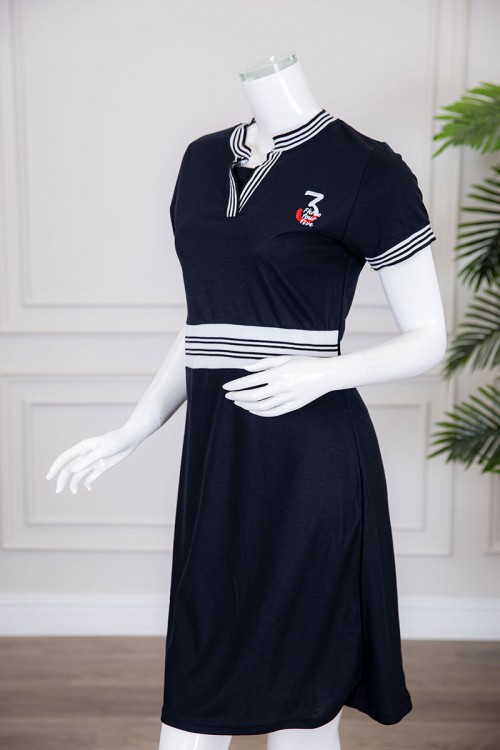 قميص نسائي ميدي متعدد الألوان بياقة دائرية مفتوحة من الأمام مخطط من الوسط و الأطراف ذو أكمام قصيرة