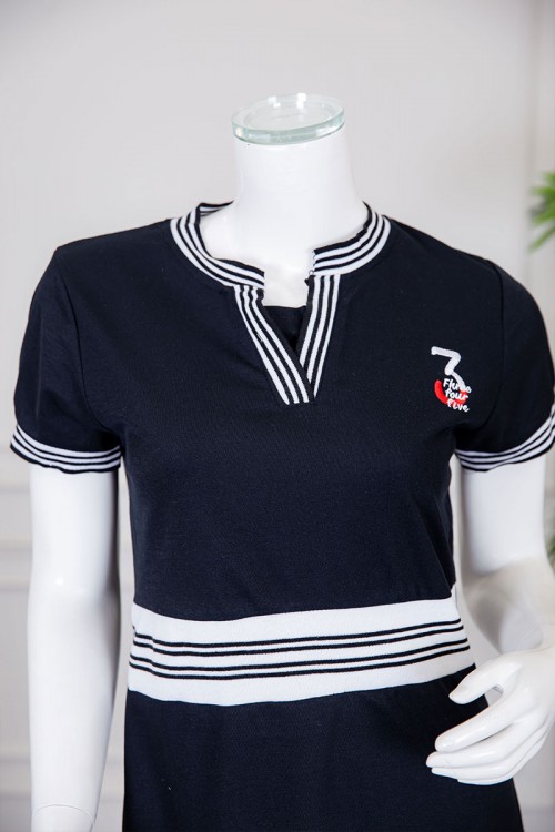 قميص نسائي ميدي متعدد الألوان بياقة دائرية مفتوحة من الأمام مخطط من الوسط و الأطراف ذو أكمام قصيرة