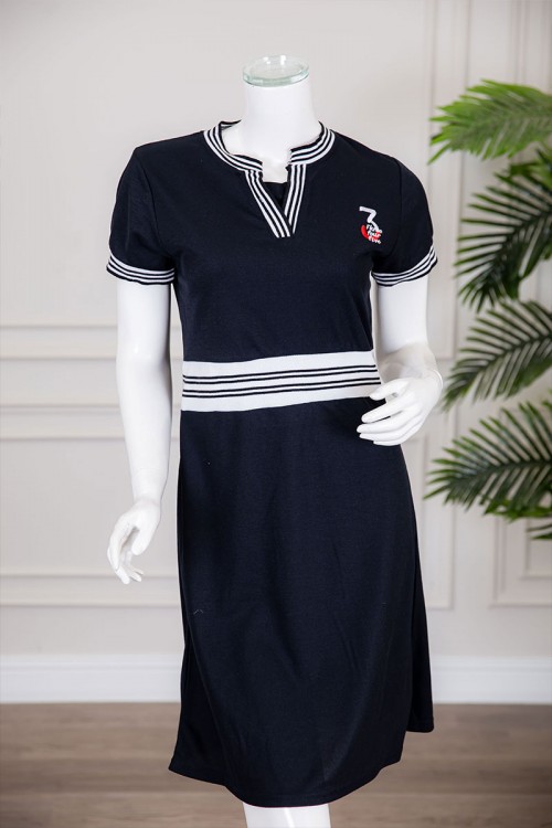 قميص نسائي ميدي متعدد الألوان بياقة دائرية مفتوحة من الأمام مخطط من الوسط و الأطراف ذو أكمام قصيرة