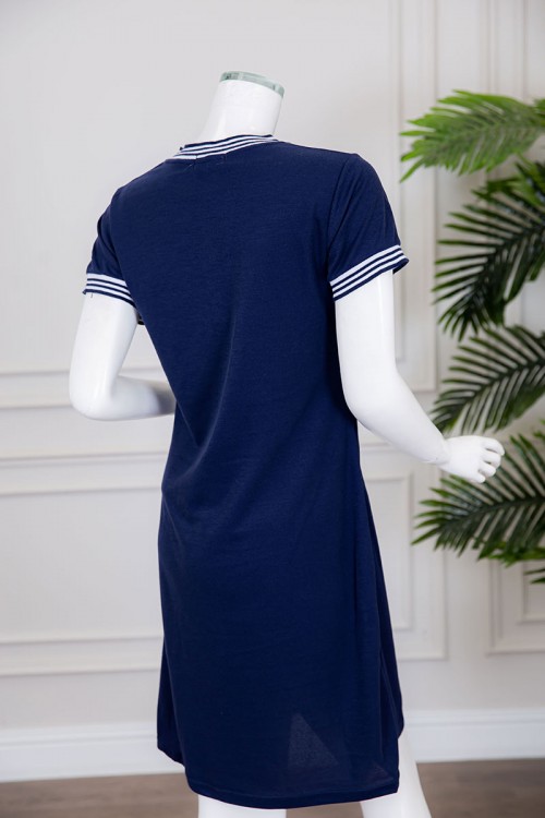 قميص نسائي ميدي متعدد الألوان بياقة دائرية مفتوحة من الأمام مخطط من الوسط و الأطراف ذو أكمام قصيرة