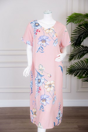 قميص نسائي ميدي لون وردي مشجر بياقة دائرية ذو أكمام قصيرة 