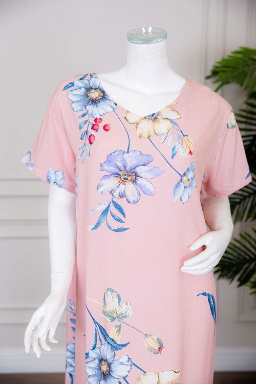 قميص نسائي ميدي لون وردي مشجر بياقة دائرية ذو أكمام قصيرة