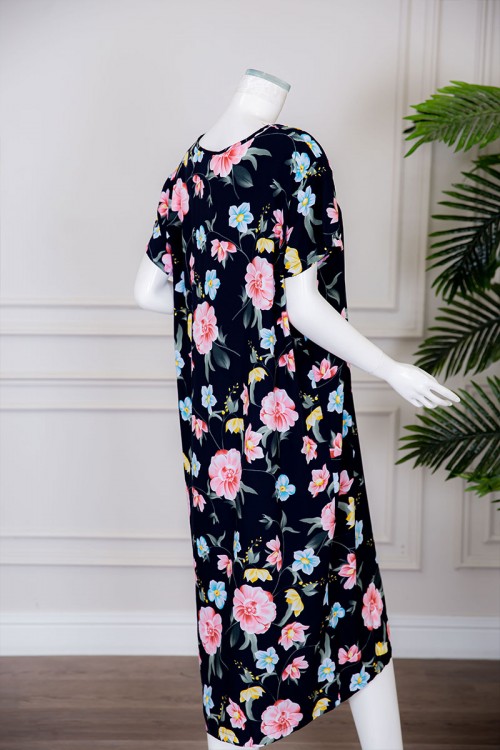 قميص ميدي لون كحلي مزين بالورود بياقة دائرية ذو أكمام قصيرة