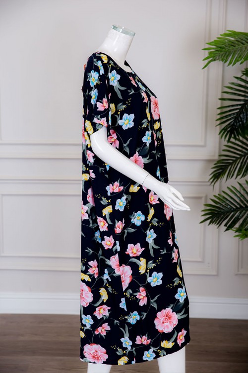 قميص ميدي لون كحلي مزين بالورود بياقة دائرية ذو أكمام قصيرة