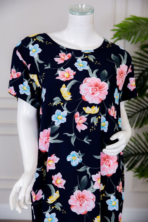 قميص ميدي لون كحلي مزين بالورود بياقة دائرية ذو أكمام قصيرة