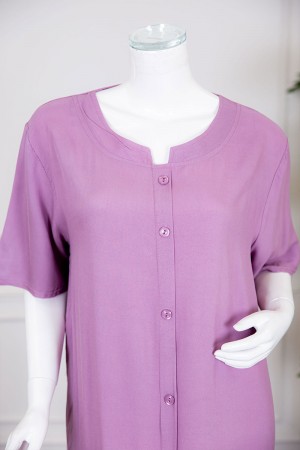 قميص نسائي طويل لون موف بياقة دائرية بأزرار من الأمام ذو أكمام قصيرة 