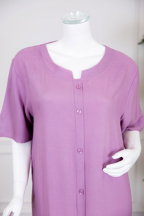 قميص نسائي طويل لون موف بياقة دائرية بأزرار من الأمام ذو أكمام قصيرة