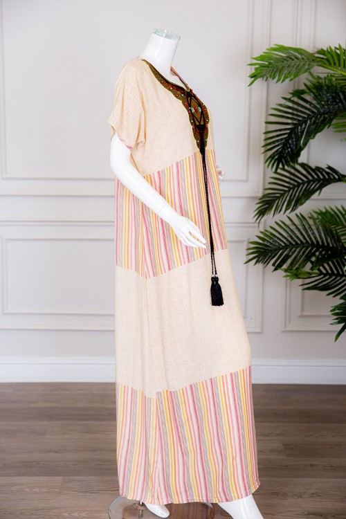 قميص نسائي طويل لون بيج مزين بخطوط ملونة في الوسط و الأسفل بياقة كلفة مطرزة بحبل من الأمام ذو أكمام قصيرة
