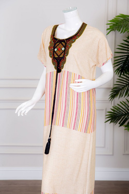 قميص نسائي طويل لون بيج مزين بخطوط ملونة في الوسط و الأسفل بياقة كلفة مطرزة بحبل من الأمام ذو أكمام قصيرة
