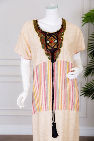 قميص نسائي طويل لون بيج مزين بخطوط ملونة في الوسط و الأسفل بياقة كلفة مطرزة بحبل من الأمام ذو أكمام قصيرة 