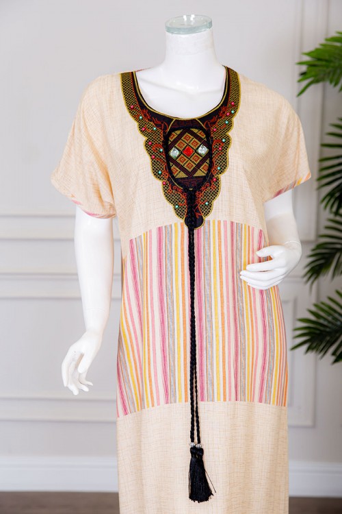قميص نسائي طويل لون بيج مزين بخطوط ملونة في الوسط و الأسفل بياقة كلفة مطرزة بحبل من الأمام ذو أكمام قصيرة
