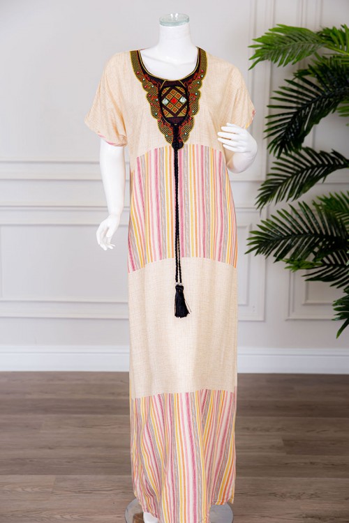 قميص نسائي طويل لون بيج مزين بخطوط ملونة في الوسط و الأسفل بياقة كلفة مطرزة بحبل من الأمام ذو أكمام قصيرة