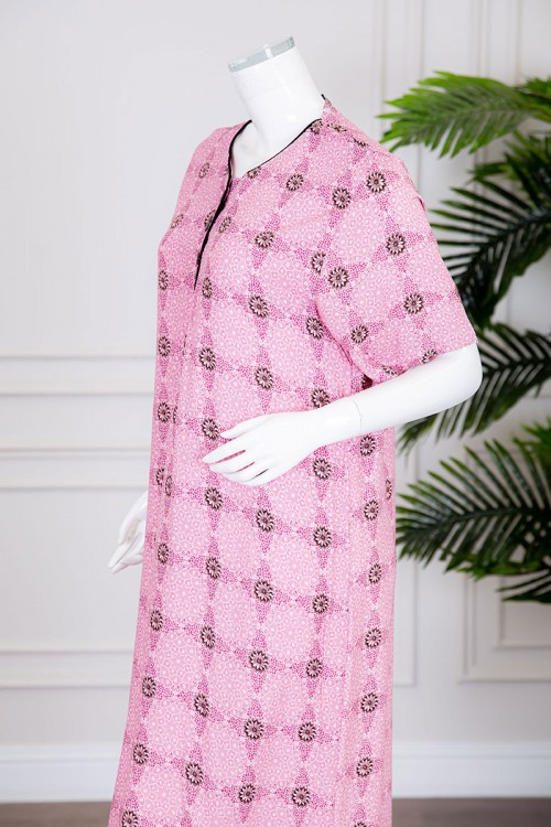 قميص نسائي طويل لون وردي مزين بزهورصغيرة بياقة دائرية بأزرار من الأمام ذو أكمام قصيرة