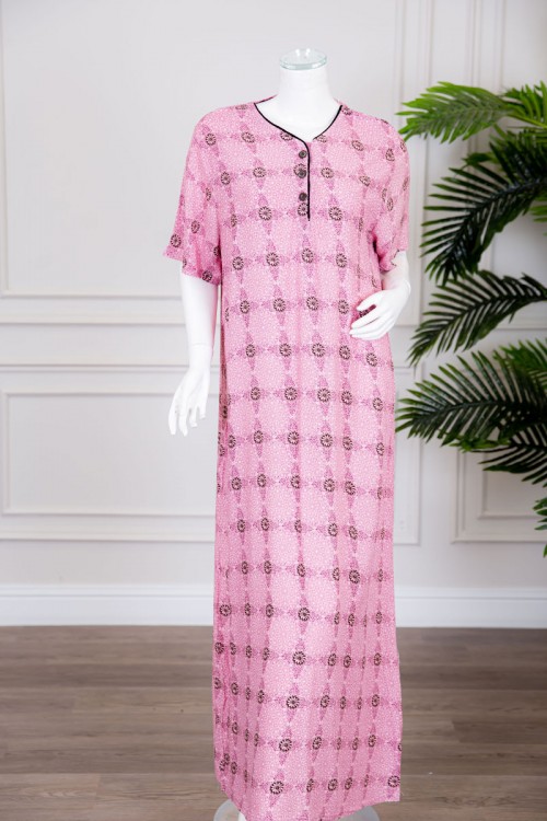 قميص نسائي طويل لون وردي مزين بزهورصغيرة بياقة دائرية بأزرار من الأمام ذو أكمام قصيرة