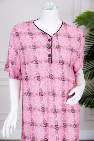 قميص نسائي طويل لون وردي مزين بزهورصغيرة بياقة دائرية بأزرار من الأمام ذو أكمام قصيرة 