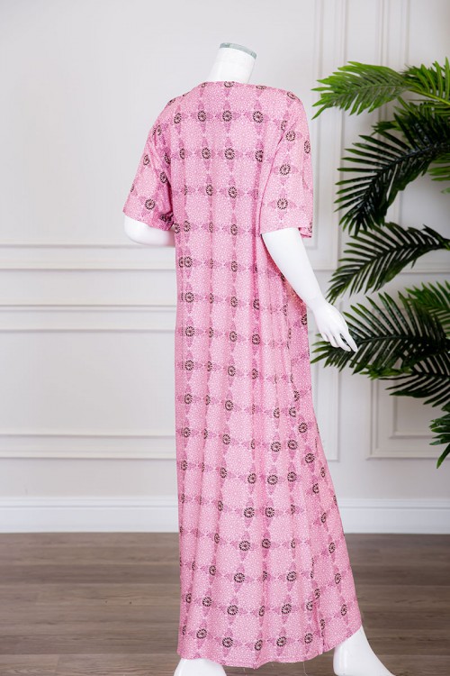 قميص نسائي طويل لون وردي مزين بزهورصغيرة بياقة دائرية بأزرار من الأمام ذو أكمام قصيرة