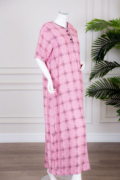 قميص نسائي طويل لون وردي مزين بزهورصغيرة بياقة دائرية بأزرار من الأمام ذو أكمام قصيرة