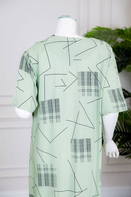 قميص نسائي طويل لون أخضر فاتح مزين بخطوط رفيعة بياقة دائرية بأزرار من الأمام ذو أكمام قصيرة