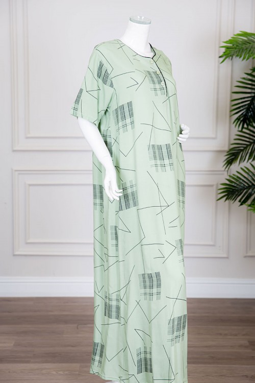 قميص نسائي طويل لون أخضر فاتح مزين بخطوط رفيعة بياقة دائرية بأزرار من الأمام ذو أكمام قصيرة