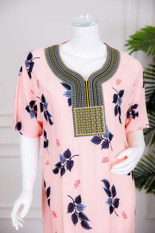 قميص نسائي طويل لون خربزي بطبعات أوراق الشجر و بياقة كلفة مطرزة ذو أكمام قصيرة