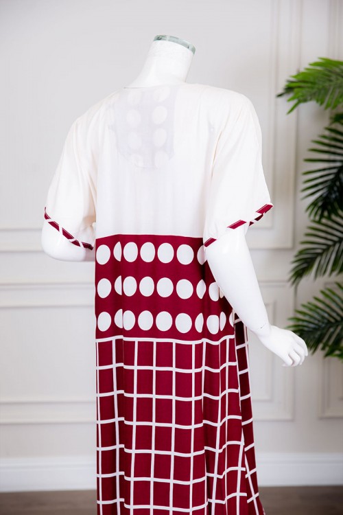 قميص نسائي طويل لون أبيض و أحمر مزين بدوائر و مربعات وخطوط ذو ياقة بأزرار من الأمام و بأكمام قصيرة