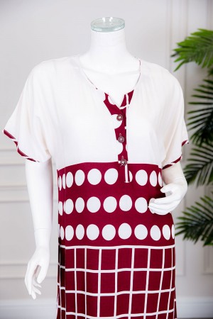 قميص نسائي طويل لون أبيض و أحمر مزين بدوائر و مربعات وخطوط ذو ياقة بأزرار من الأمام و بأكمام قصيرة 