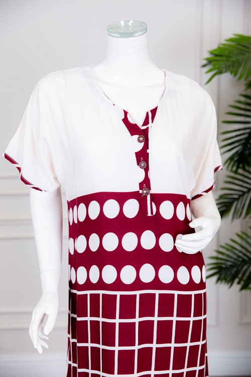 قميص نسائي طويل لون أبيض و أحمر مزين بدوائر و مربعات وخطوط ذو ياقة بأزرار من الأمام و بأكمام قصيرة