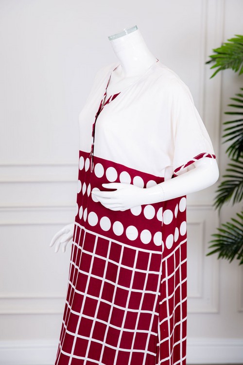 قميص نسائي طويل لون أبيض و أحمر مزين بدوائر و مربعات وخطوط ذو ياقة بأزرار من الأمام و بأكمام قصيرة