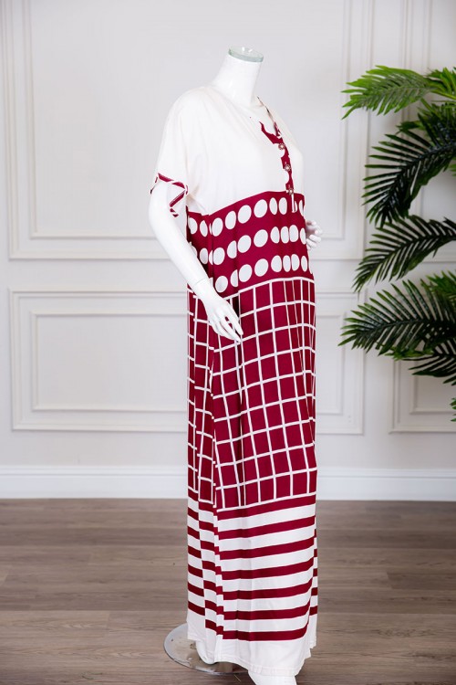 قميص نسائي طويل لون أبيض و أحمر مزين بدوائر و مربعات وخطوط ذو ياقة بأزرار من الأمام و بأكمام قصيرة