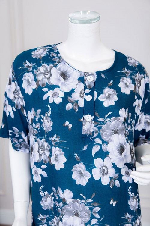 قميص نسائي طويل لون أزرق مزين بالورود ياقة دائرية بأزرار من الأمام ذو أكمام قصيرة