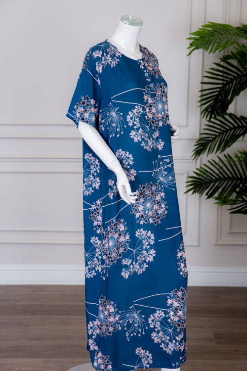 قميص نسائي طويل لون أزرق مزين بالورود ياقة دائرية بأزرار من الأمام ذو أكمام قصيرة