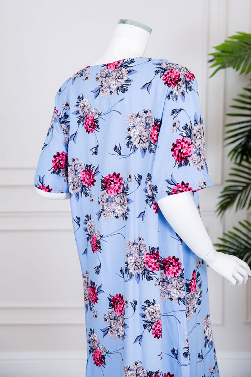 قميص نسائي طويل لون سماوي مزين بالورود ياقة بقصة سبعة ذو أكمام قصيرة