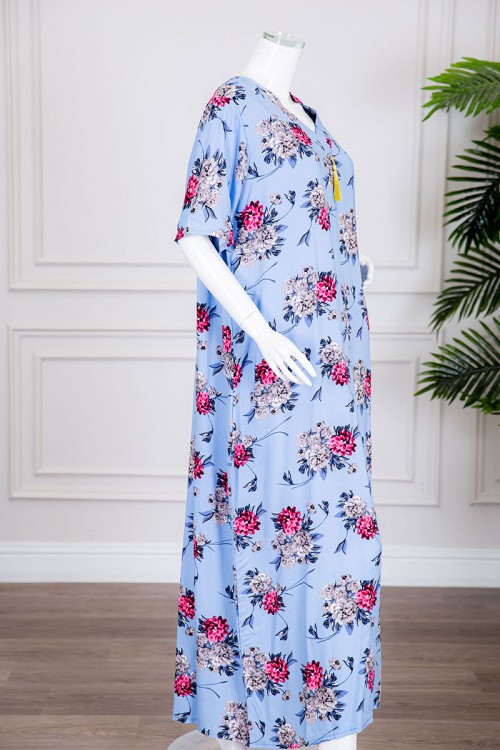 قميص نسائي طويل لون سماوي مزين بالورود ياقة بقصة سبعة ذو أكمام قصيرة