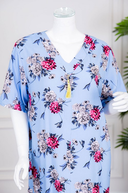 قميص نسائي طويل لون سماوي مزين بالورود ياقة بقصة سبعة ذو أكمام قصيرة