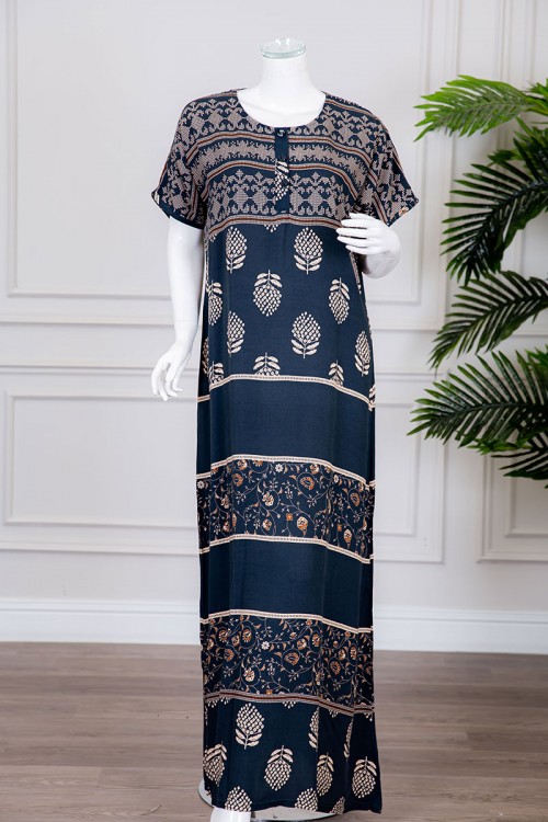 قميص نسائي طويل لون كحلي مزين بزخارف و رسومات ذو ياقة دائرية بأزرار من الأمام و بأكمام قصيرة