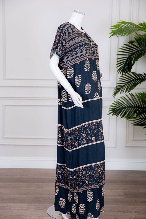 قميص نسائي طويل لون كحلي مزين بزخارف و رسومات ذو ياقة دائرية بأزرار من الأمام و بأكمام قصيرة