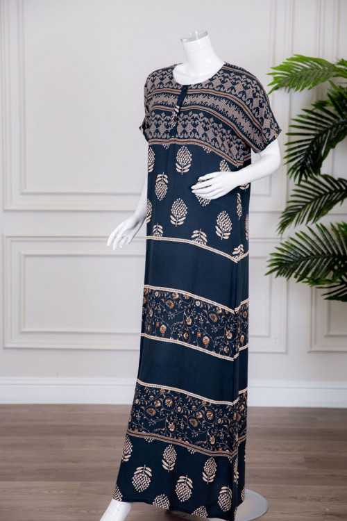 قميص نسائي طويل لون كحلي مزين بزخارف و رسومات ذو ياقة دائرية بأزرار من الأمام و بأكمام قصيرة