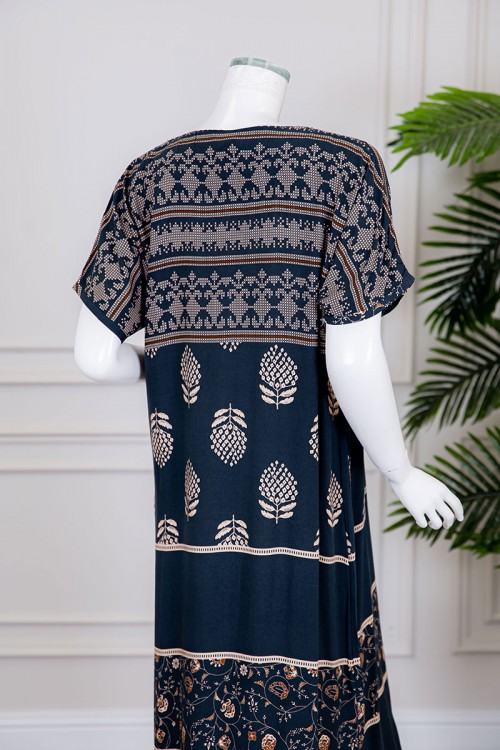 قميص نسائي طويل لون كحلي مزين بزخارف و رسومات ذو ياقة دائرية بأزرار من الأمام و بأكمام قصيرة